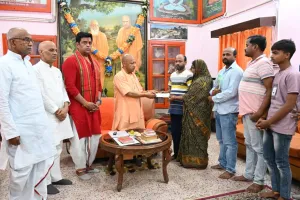 पिपराइच कांड : मुख्यमंत्री योगी आदित्यनाथ ने दी दीपक गुप्ता के परिजनों को सांत्वना, ₹5 लाख की आर्थिक सहायता, कहा- दोषियों को नहीं बख्शा जाएगा