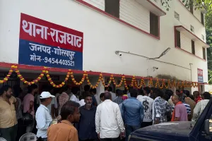 पार्षद पर सुपरवाइजर की पिटाई का आरोप, सफाई कर्मियों ने कामकाज ठप कर थाने का घेराव