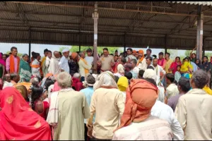 सोनभद्र यूरिया की कमी से परेशान किसानों ने किया सड़क जाम, प्रशासन ने दिया जल्द आपूर्ति का आश्वासन