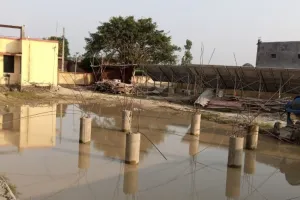  ठेकेदार अधूरी टंकी छोड़कर हुआ गायब, ग्रामीणों में भारी आक्रोश गांव में निकला हुआ दूभर 