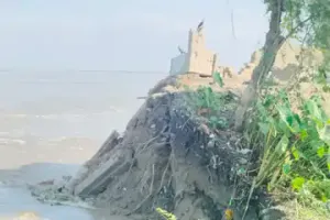 बलिया में सरयू नदी की कटान तेज गोपालनगर टाड़ी में 22 परिवार बेघर, दो-तिहाई गांव नदी में समाया