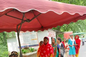 नेपाल से खरीदारी करने पहुंचे लोग, सीमा पर कड़ी जांच के बाद मिली एंट्री