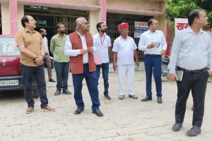 डीएम का आरटीओ कार्यालय का औचक निरीक्षण, सात कर्मचारी नदारद, एक दिन का वेतन काटने का निर्देश