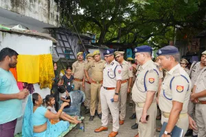 कमिश्नर ने स्वयं दौरा कर कहा मादक पदार्थों की खरीद फरोख्त रोकने में पुलिस का सहयोग करें 