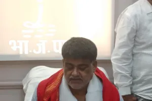 जो पूरा खानदान अपराधी और माफिया गिरी में सल्लिप्त हो वह सुरक्षा का घड़ियाली आंसू बहा रहा है।