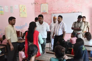 जिलाधिकारी ने स्कूलों का किया औचक निरीक्षण, मिड डे मील में कमी पाए जाने पर  नाराजगी जताई*