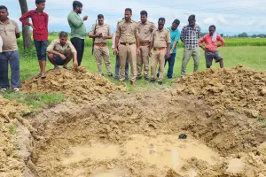 रातों-रात खोदा गया एक रहस्यमयी गढ्ढा, क्षेत्र में बना चर्चा का विषय