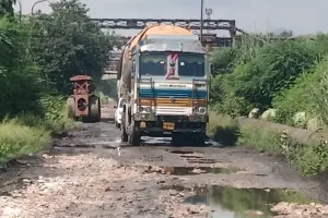 अनपरा परियोजना का मुख्य मार्ग हुआ जर्जर, शिकायत के बाद भी अधिकारियों ने की खानापूर्ति