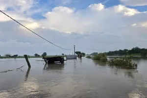 मूसलाधार बारिश होने से सभी सड़क जल भराव लोगों को भारी कठिनाई का सामना करना पड़ा