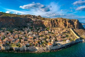 देश की अखंडता और संप्रभुता पर सवाल उठाने वाले: धर्म और संप्रदाय में बंटता व्यक्ति विशेष