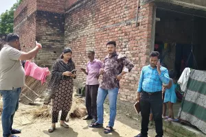 बारिश में मकान गिरने से परेशान परिवार, जाँच को पहुंचे अधिकारी