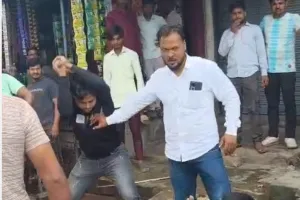 दबंग प्रधान की दबंगई बीच सड़क पर युवकों से की मारपीट 