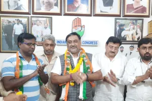 दक्षिण दिल्ली में फटा राजनीतिक  हाइड्रोजन बम बड़ी संख्या मे आप पार्टी छोड़ कांग्रेस में शामिल हुए आप पदाधिकारी