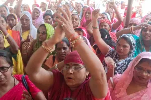 आंगनवाड़ी कार्यकत्रियों अपनी मांगों को लेकर डीएम कार्यालय पर किया  धरना प्रदर्शन । 