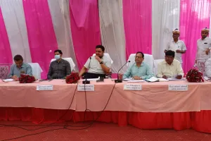 डीएम ने बसखारी सीएचसी में स्वास्थ्य व्यवस्थाओं की गहन समीक्षा किया