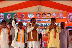 उप मुख्यमंत्री केशव प्रसाद मौर्य का कलेक्टेªट सभागार में बैठक