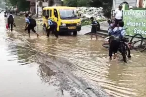 नगर पालिका केवार्ड नंबर-4 पाण्डेय बाजार में स्थित बाबा शंकर दास मंदिर के पास जल भरा होने से छात्रों को हो रही भारी समस्या