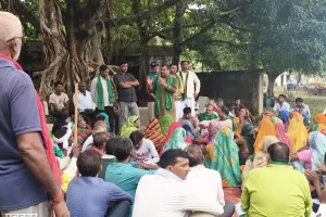 बिजली कटौती और भारी बिल के खिलाफ किसानों ने किया धरना प्रदर्शन