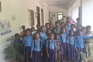 सुपौल में किताब के साथ अनुमंडल कार्यालय पहुँचे स्कूली बच्चे