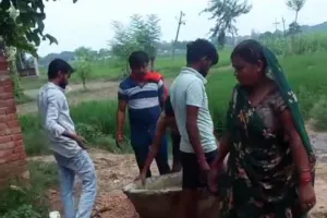 सार्वजनिक रास्ते पर अवैध कब्ज़ा, बीमार दंपति परेशान लापरवाही पर उठे सवाल