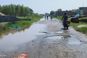 गड्डों में तब्दील सड़क, गिरकर चोटिल हो रहे लोग