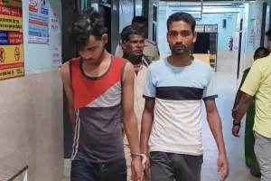 दो मवेशी चोर को  पिकअप व गाय सहित ग्रामीणों ने दबोचा