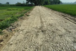 सड़क पर भक्सी के स्थान पर डाली गई मिट्टी और बिछाई गई ओवर साइज गिट्टी