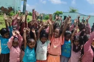 प्राथमिक विद्यालय पांडूचट्टान के स्कूली बच्चों  ने किया दूसरी बार प्रदर्शन , उठाई हैंडपंप बनवाने की मांग