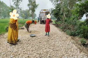 दिखने लगा खबर का असर, निर्माणाधीन सड़क पर अधिकारियों की निगरानी बढ़ी