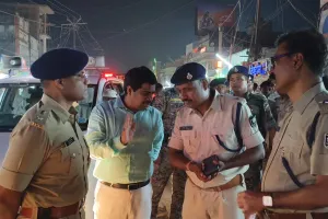 डीएम-एसपी ने लिया जिले के पूजा पंडालों का जायजा 