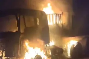 चौपारण में भीषण सड़क हादसा: दो ट्रक भिड़े, आग की लपटों में जलकर खाक