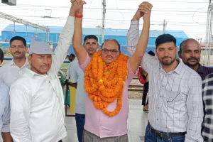 गोरखपुर रेलवे स्टेशन पर सीआरपीएफ इंस्पेक्टर प्रदीप कुमार शर्मा का भव्य स्वागत