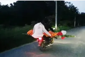 महिला का शव बाइक पर ले जाने का वीडियो वायरल, क्षेत्र में मचा हड़कंप