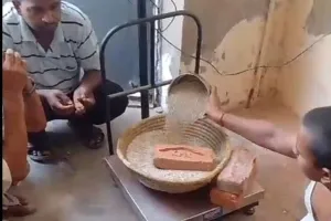 ईंट और पत्थर से गरीब का राशन तोलने का खेल!