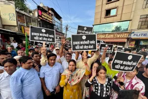 महरोली पार्षद दंपति पर भ्रष्टाचार के गंभीर आरोप, दुकानदारों का हंगामा तेज़