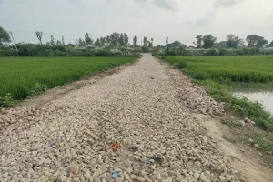 सड़क पर भक्सी के स्थान पर डाली गई मिट्टी और ओवर साइज गिट्टी