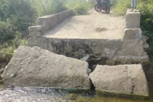 मनरेगा में फिर मची लूट, भुगतान के बाद धराशायी हुआ रपटा व सोखता गड्ढा