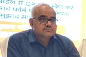 डीएम ने प्राथमिक स्वास्थ्य केंद्र ग्वालटोली का किया औचक निरीक्षण, मेडिकल ऑफिसर समेत तीन स्वास्थ्यकर्मी मिले अनुपस्थित