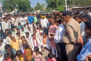 इटियाथोक में विधायक डॉ. पल्लवी पटेल का धरना: प्रशासन पर लापरवाही का आरोप, दो घंटे तक जाम रहा गोंडा-बलरामपुर मार्ग