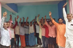 बिजली कटौती, उर्वरक की कमी और पर्याप्त मात्रा मे उन्नतशील बीजों के वितरण के मुद्दो को लेकर बिफरे किसान