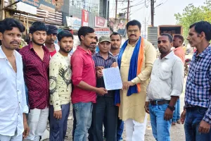 ओबरा में मजदूरों का छलका दर्द 6 महीने से बकाया मजदूरी के भुगतान को लेकर उप जिलाधिकारी को सौंपा ज्ञापन