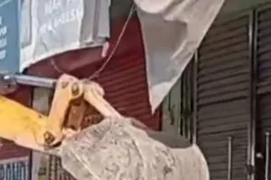 एक बार फिर प्रशासन का गरजा बुलडोजर अवैध अतिक्रमण पर चला बुलडोजर, समय सीमा समाप्त होने पर सड़क चौड़ीकरण के लिए हुई कार्रवाई 