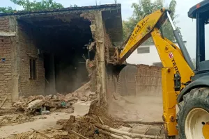 राजस्व व पुलिस के मौजूदगी में अवैध कब्जे पर चला बुलडोजर