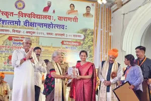 राज्यपाल आनंदी बेन पटेल ने संस्कृत विश्वविद्यालय के दीक्षांत समारोह में आंगनवाड़ी कार्यकर्ताओं को वितरित की किट