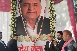 लखनऊ जिला कार्यालय में हुआ श्रद्धांजलि आयोजन, बड़ी संख्या में समाजवादी नेता और पदाधिकारी रहे मौजूद