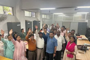 लखनऊ में हजारों नगर निगम कर्मचारी उतरे सड़कों पर, मुख्यमंत्री को सौंपा ज्ञापन