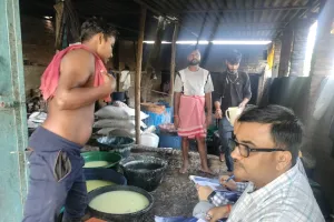 खाद्य अधिकारियों ने की जांच हेतु भेजा नमूना