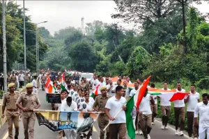 300 मीटर लंबा तिरंगा लेकर दौड़े पुलिसकर्मी रन फॉर यूनिटी का आयोजन, राष्ट्रीय एकता का संदेश दिया 