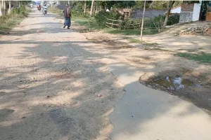 चंदनपुर-अयोध्या मार्ग की हालत बदतर, गड्ढों में तब्दील हुई सड़क- गड्ढामुक्त सड़क का दावा हुआ फेल