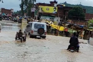  कोन क्षेत्र में मूसलाधार बारिश ने मचाई तबाही, कई मकान धराशाही और सड़कें क्षतिग्रस्त